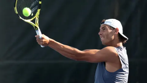 Rafa Nadal golpea la bola durante un entrenamiento en Montreal
