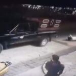 Imagen de un vídeo en la que se ve al alcalde arrastrado por las calles del pueblo desde una camioneta