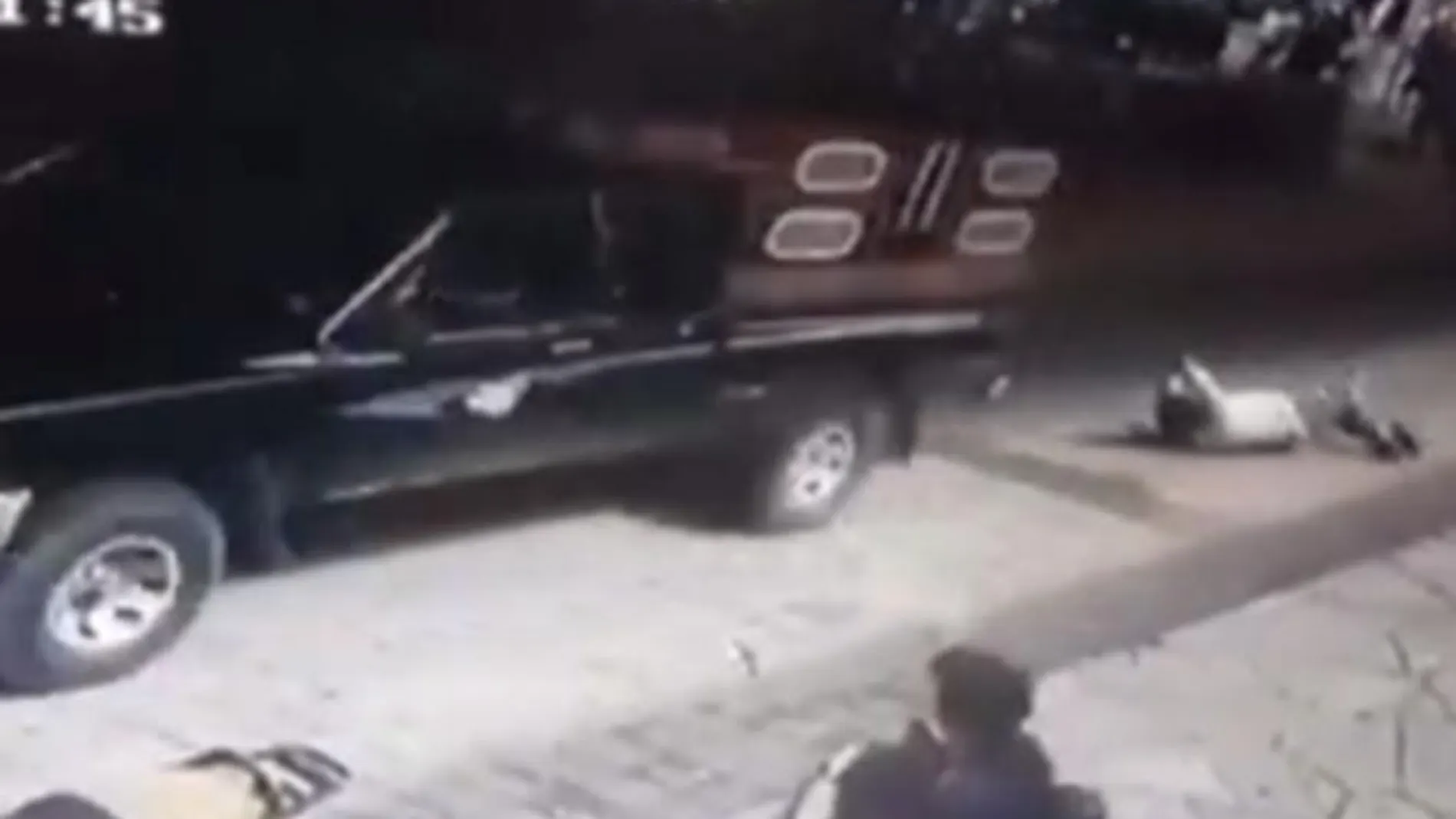 Imagen de un vídeo en la que se ve al alcalde arrastrado por las calles del pueblo desde una camioneta