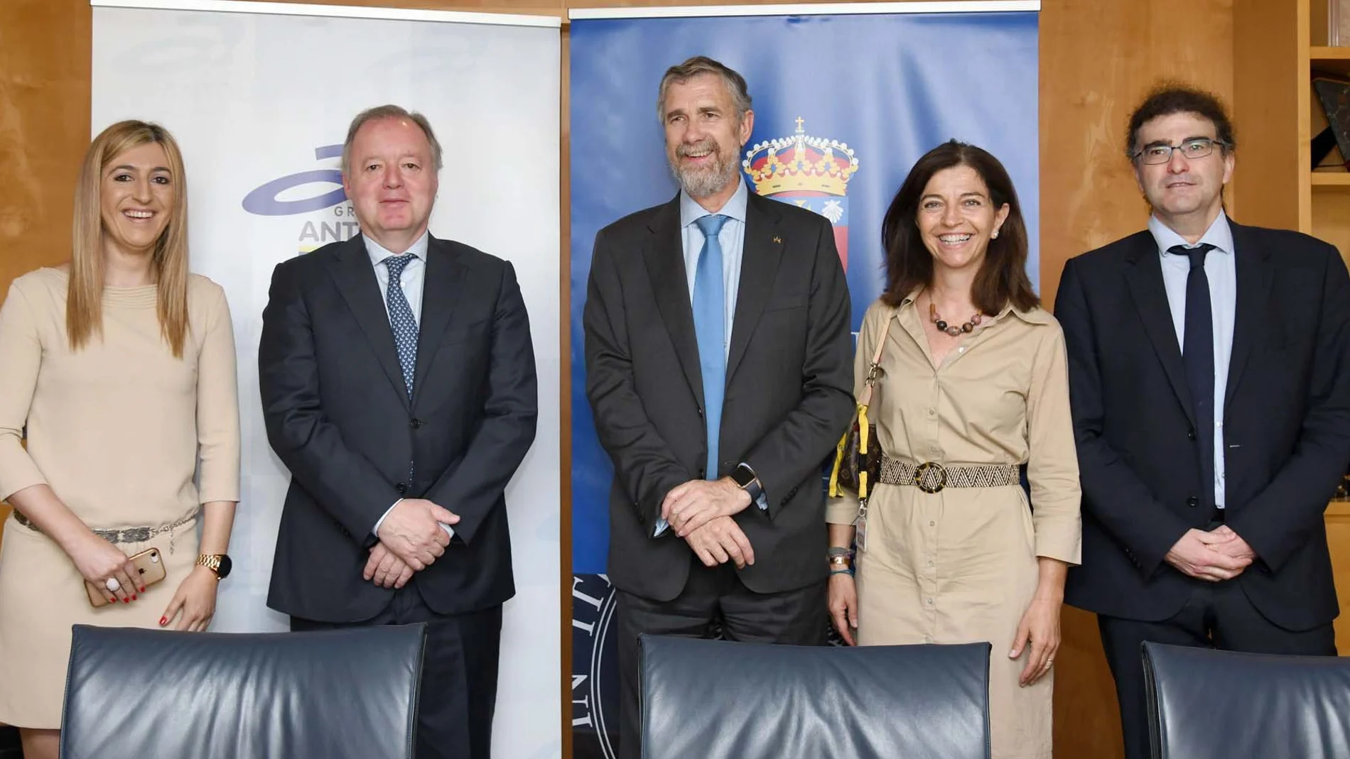 El rector de la Universidad de Burgos, Manuel Pérez Mateos, junto al presidente del Grupo Antolín, Ernesto Antolín, y miembros de sus respectivos equipos