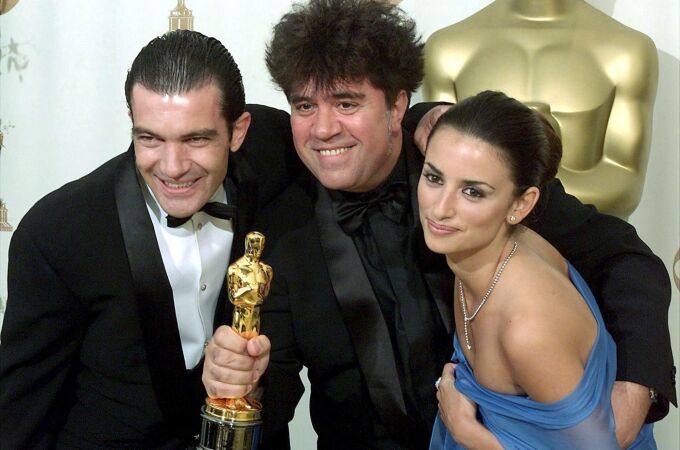 Pedro Almodóvar con el Oscar que recibió en 1999 a la mejor película de habla no inglesa por "Todo sobre mi madre"