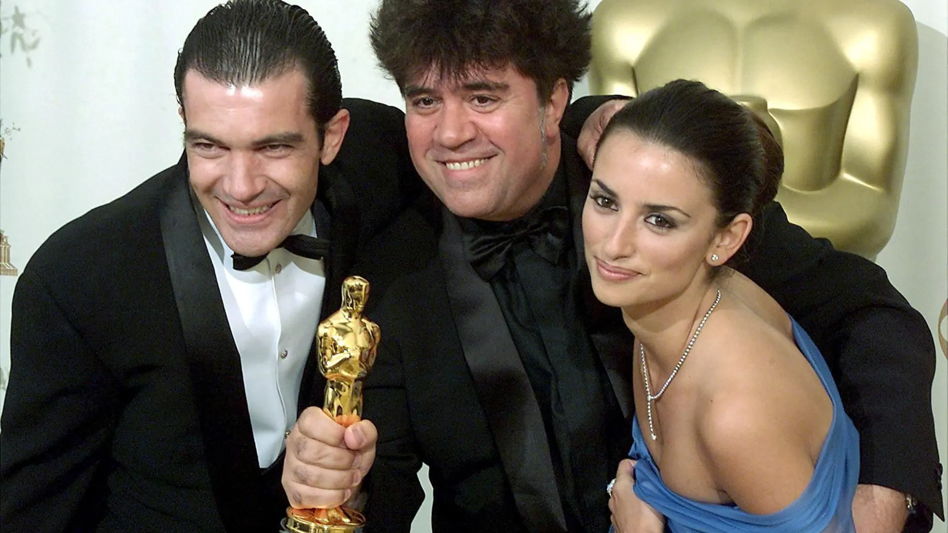 Pedro Almodóvar con el Oscar que recibió en 1999 a la mejor película de habla no inglesa por "Todo sobre mi madre"