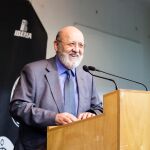 José Félix Tezanos durante la publicación “Temas”