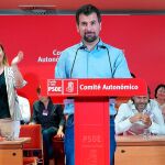 El secretario general del PSOE en Castilla y León, Luis Tudanca, recibió un a cerrada ovación de los suyos durante el Comité Autonómico