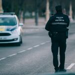 El agente llamó al 091 para solicitar ayuda sin perder de vista al sospechoso. Mientras, vio cómo pasaba por la zona una patrulla de Policía Local, que colaboró con él