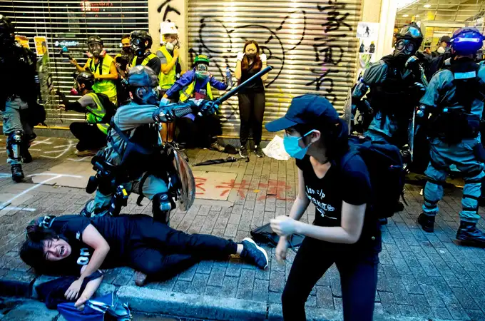 Hong Kong desafía al Gobierno y sale con máscaras a la calle
