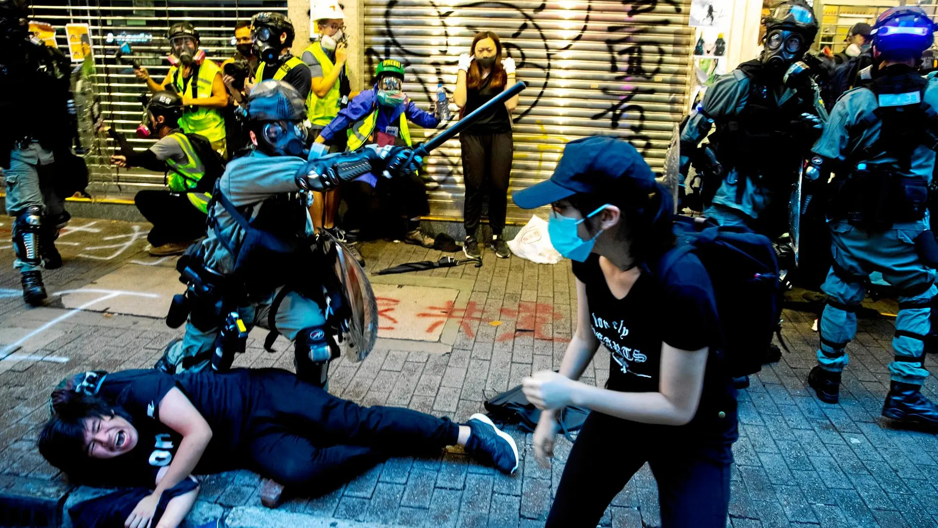 Nuevos choques entre la Policía y los manifestantes, ayer en el centro de Hong Kong / Reuters