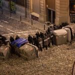 Policías antidisturbios durante la batalla campal del viernes en Barcelona/Foto: Ap