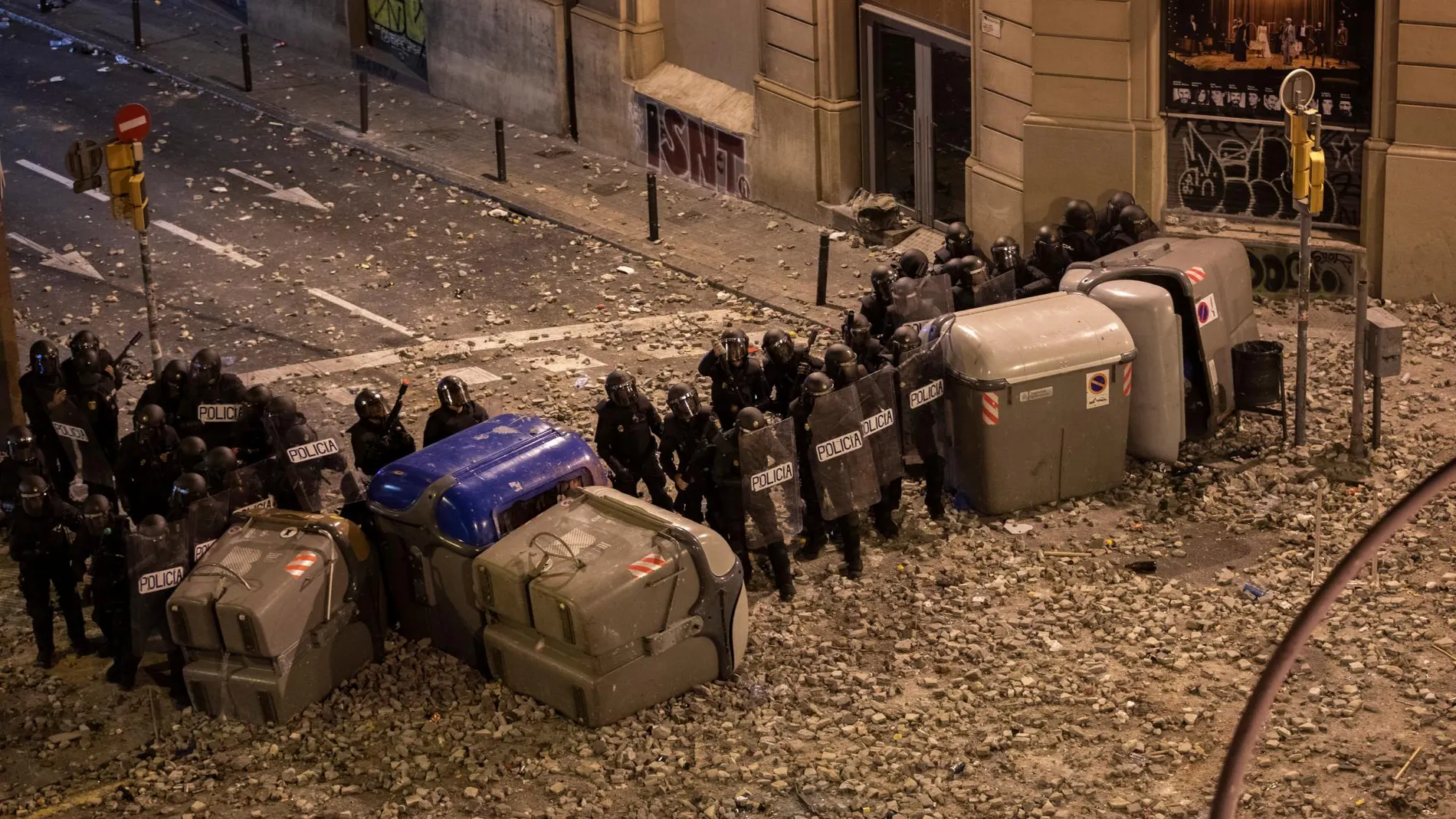 Policías antidisturbios durante la batalla campal del viernes en Barcelona/Foto: Ap