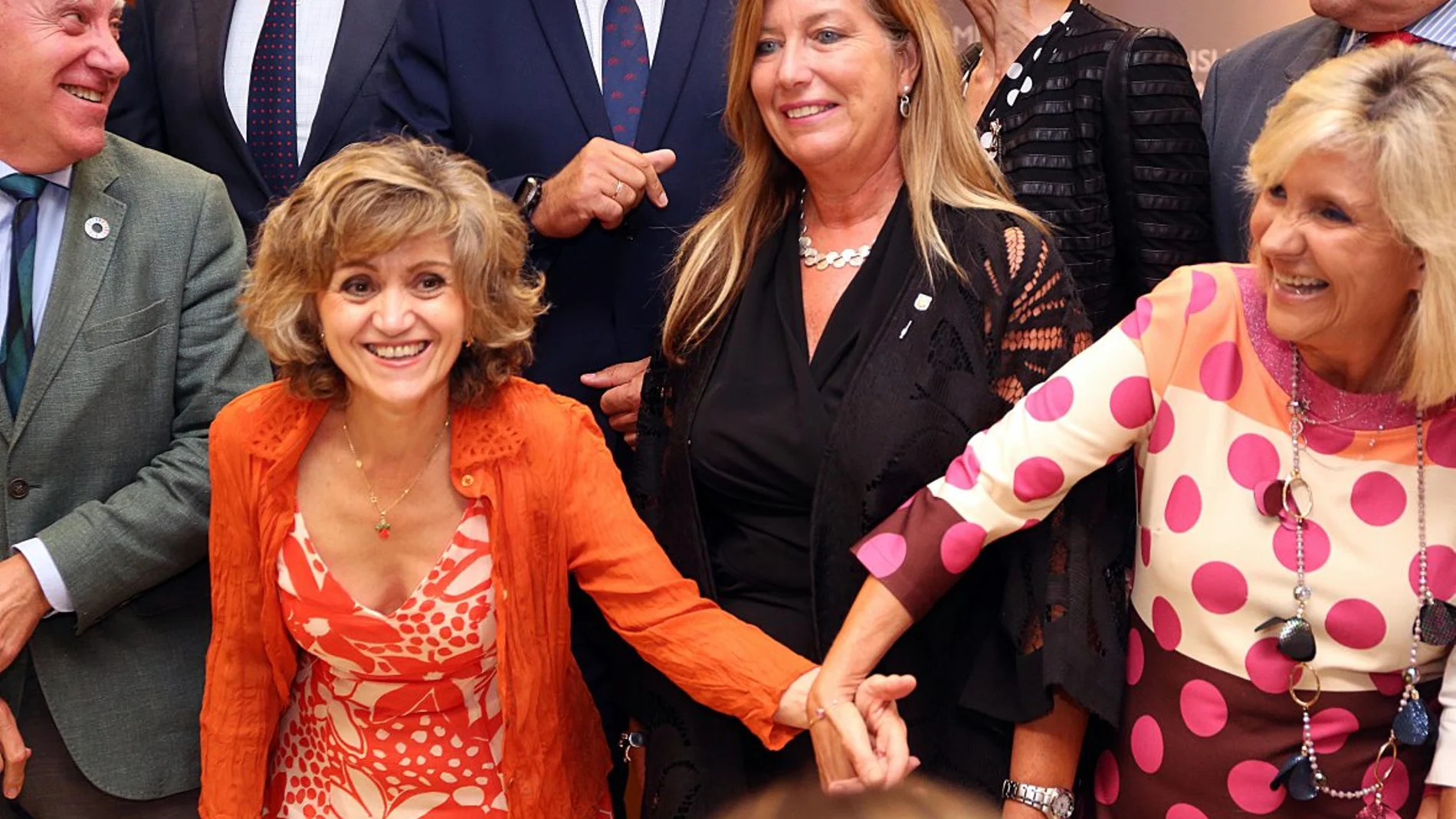 La consejera Casado y la ministra Carcedo se saludan momentos antes de la reunión