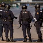 Agentes de Policía Nacional han desalojado a los manifestantes que cortaban el tráfico en la autopista AP-7. EFE/ David Borrat