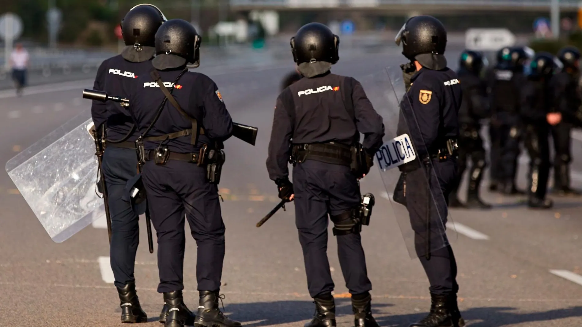 Agentes de Policía Nacional han desalojado a los manifestantes que cortaban el tráfico en la autopista AP-7. EFE/ David Borrat