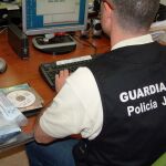 Un agente de la Guardia Civil