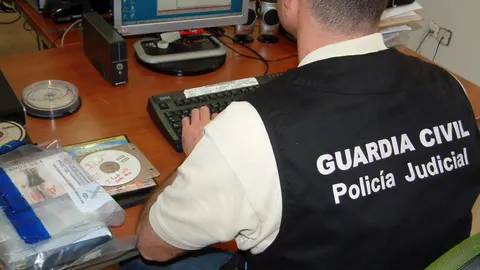 Un agente de la Guardia Civil