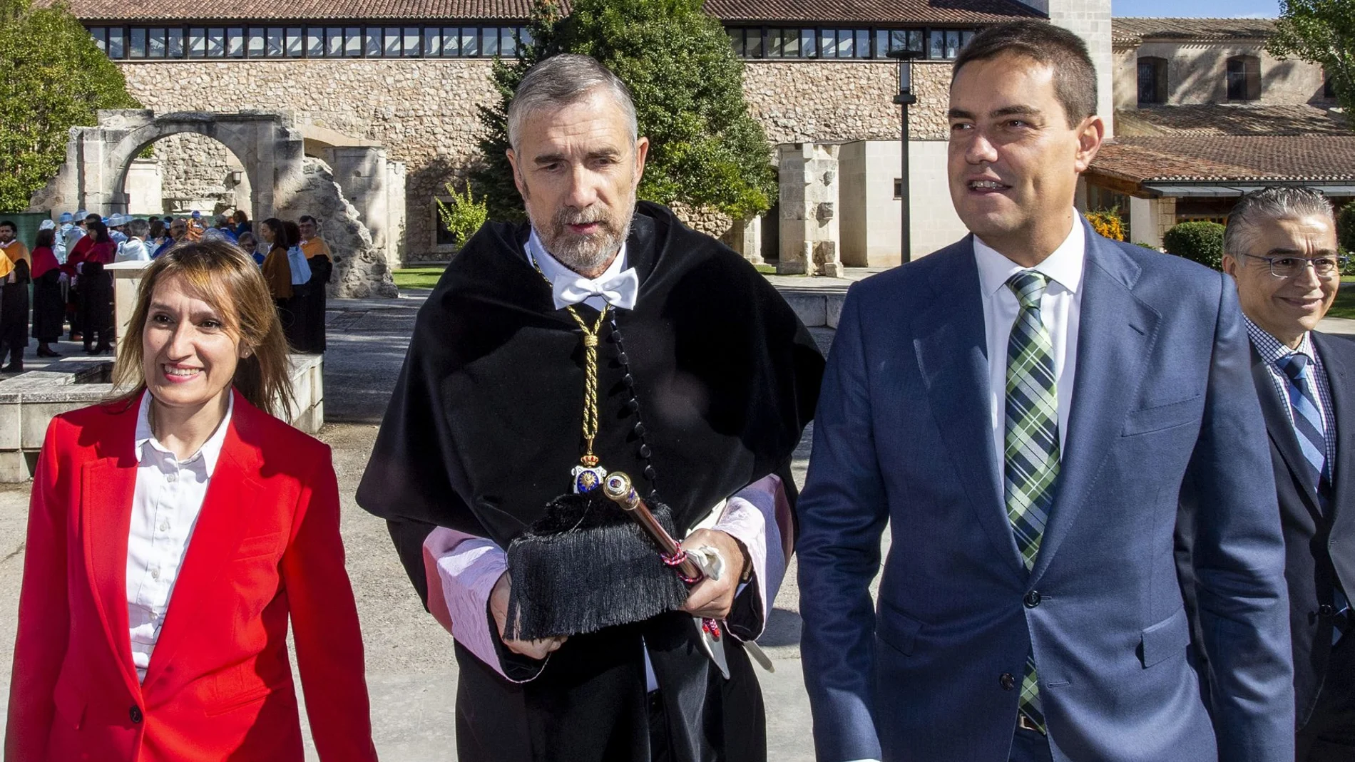 El rector de la Universidad de Burgos, Manuel Pérez Mateos, flanqueado por los consejeros Rocío Lucas y Ángel Ibáñez