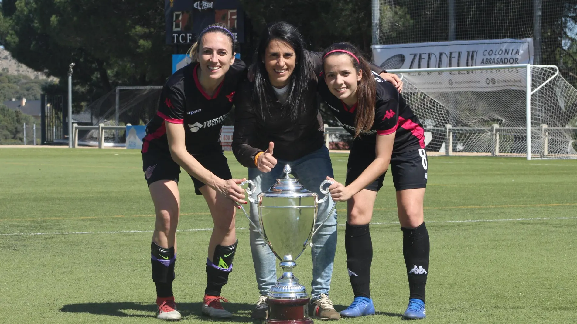 Ana Rossell, presidenta del CD Tacón, con dos jugadoras