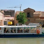 Barco que surca el Canal de Castilla en Palencia