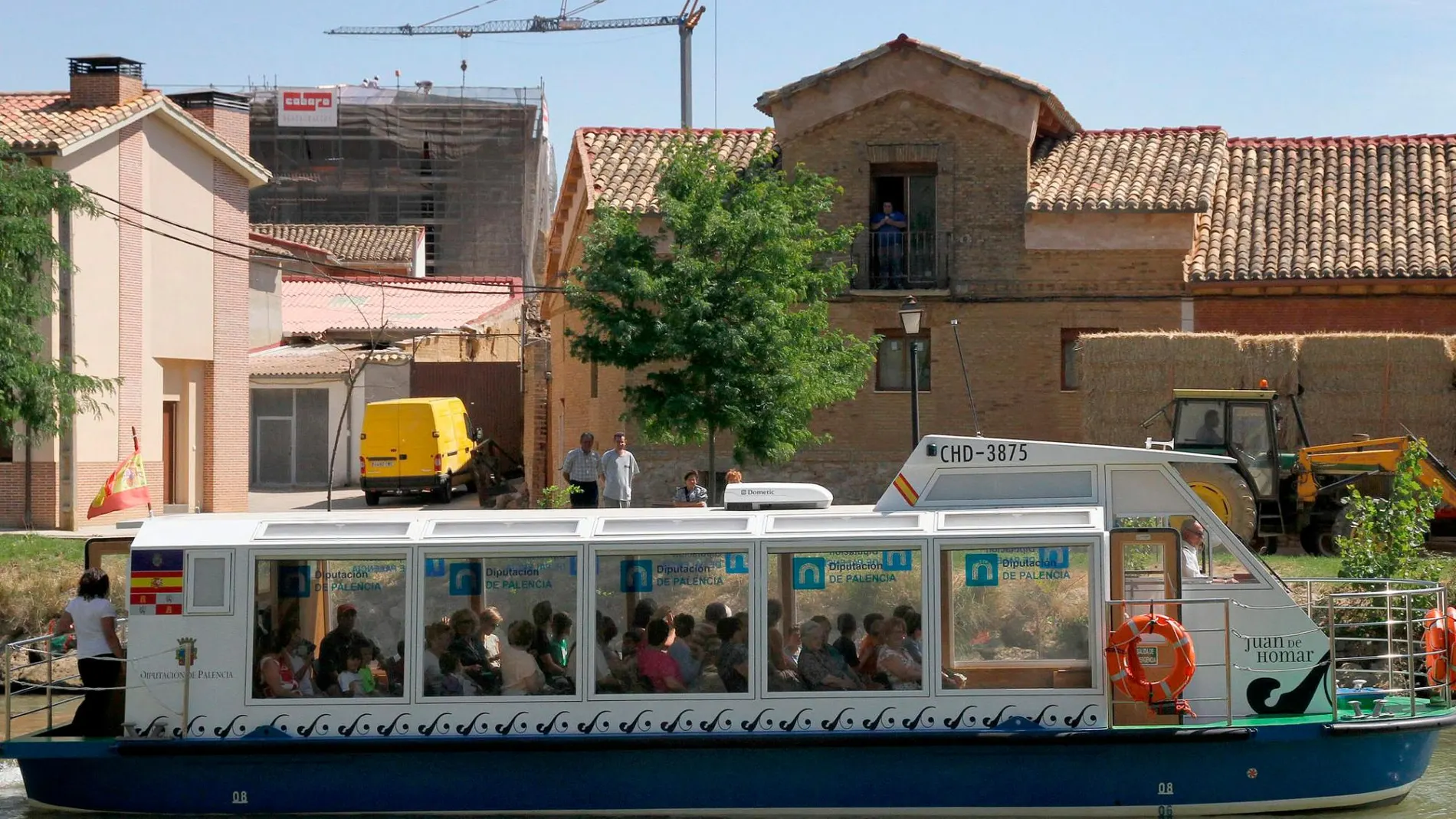 Barco que surca el Canal de Castilla en Palencia