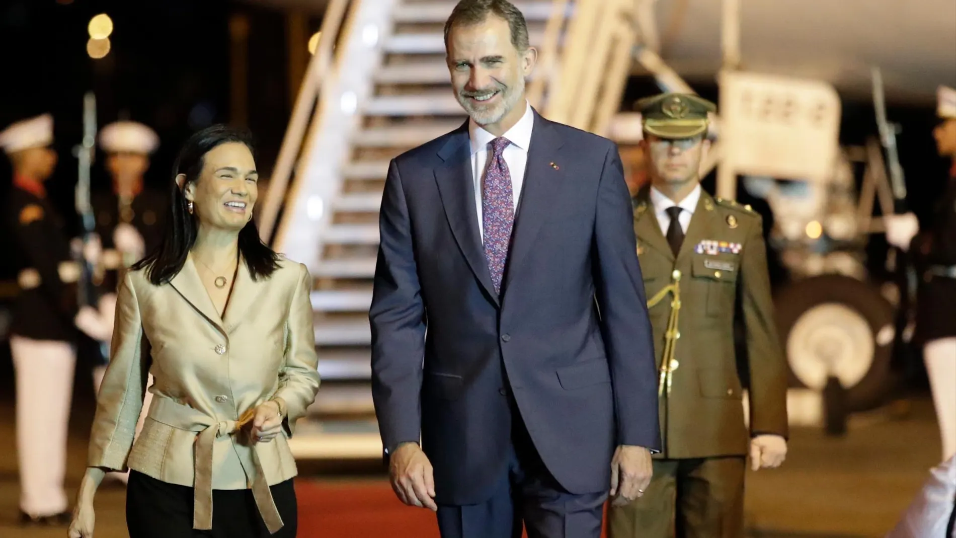 El rey Felipe VI recibido por la vicepresidenta y ministra de Relaciones Exteriores de Panamá, Isabel de Saint Malo, a su llegada al Aeropuerto Internacional de Tocumen (Panamá)
