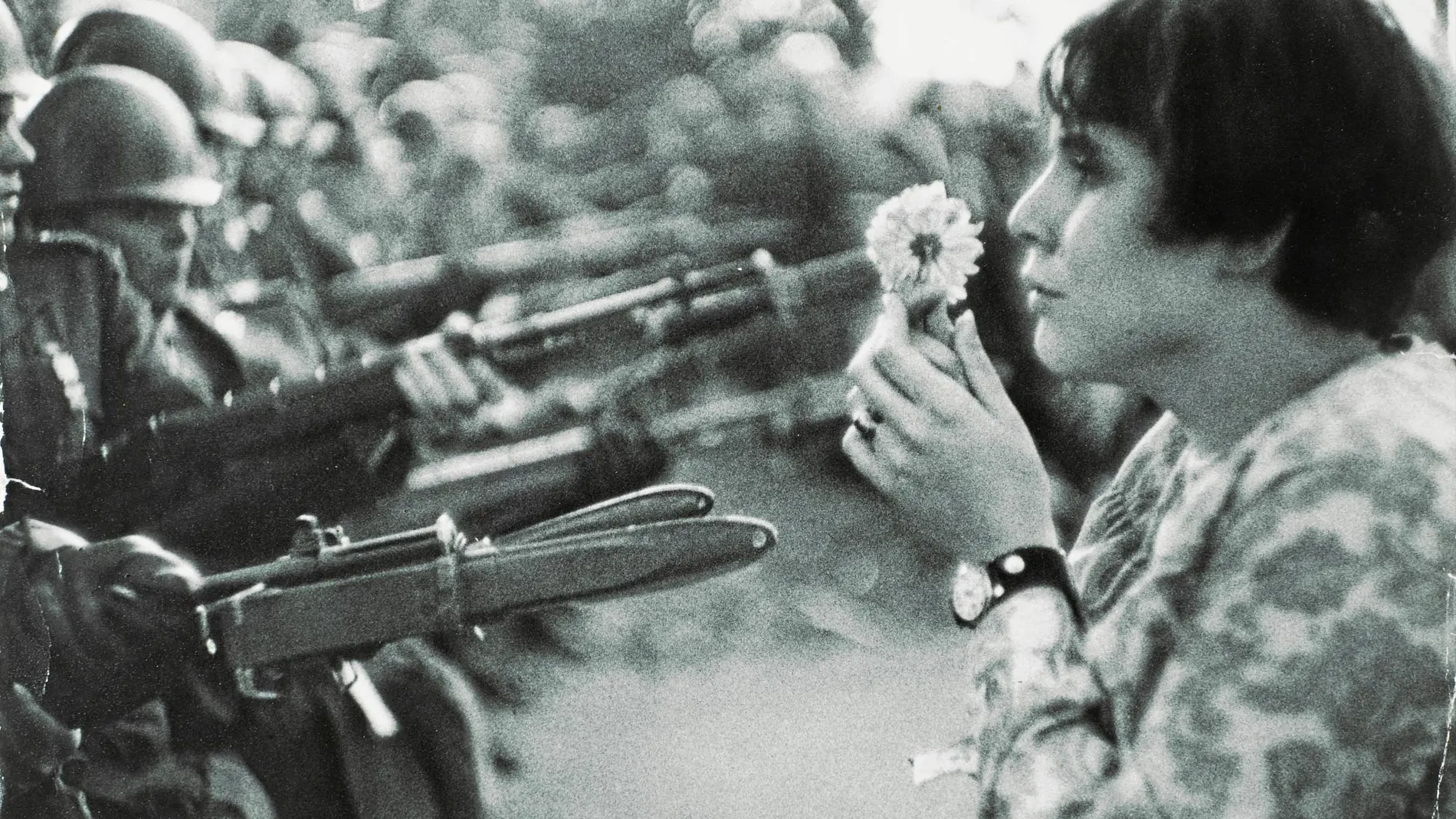 «La joven con una flor», una fotografía de Marc Riboud que podrá verse en la primera de las muestras fruto del acuerdo. Foto: © marc riboud/Centre Pompidou, MNAM-CCI