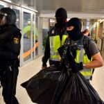 Policías nacionales durante el referéndum ilegal