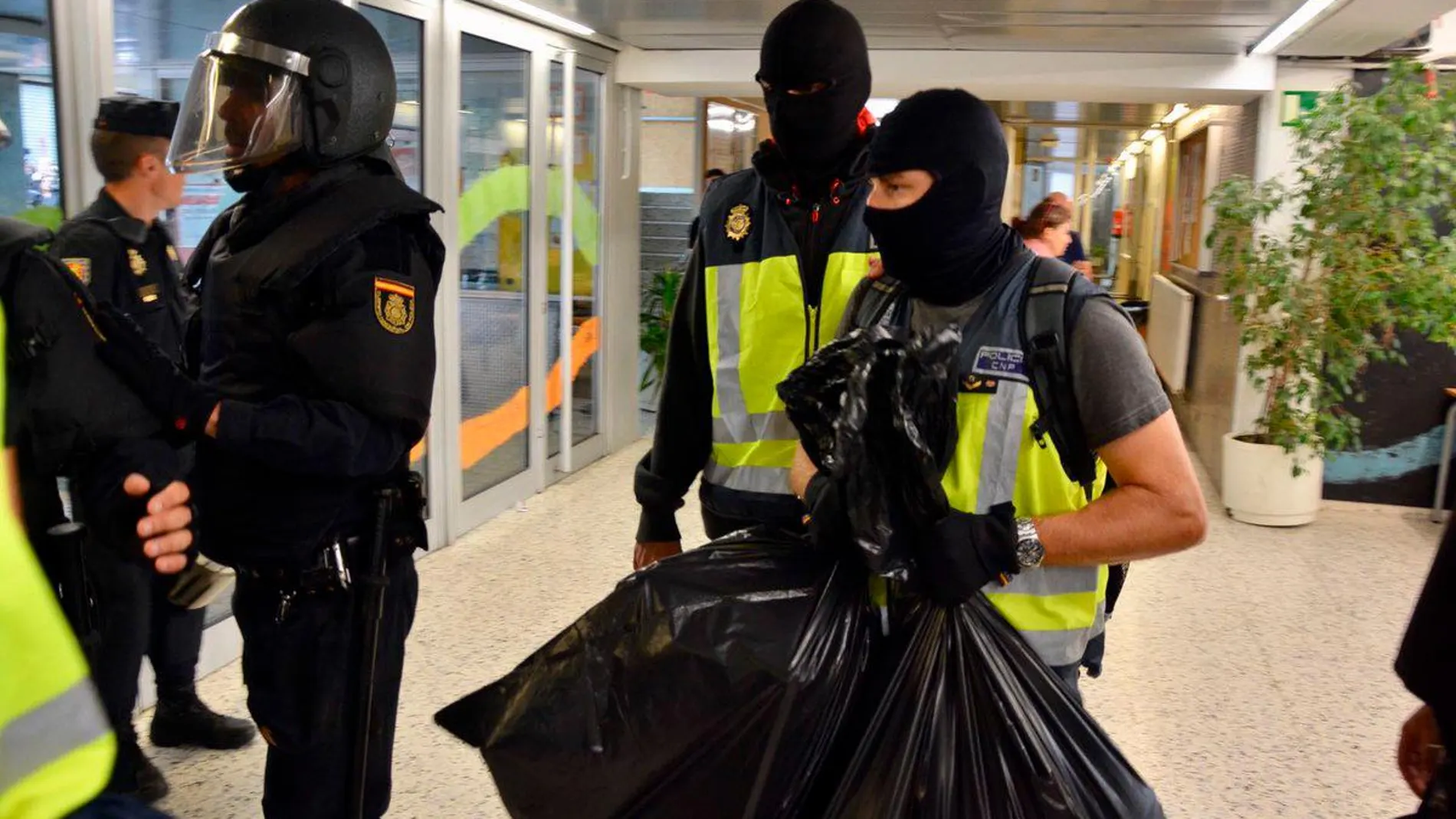 Policías nacionales durante el referéndum ilegal