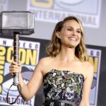 Natalie Portman sosteniendo el Mjölnir de Thor