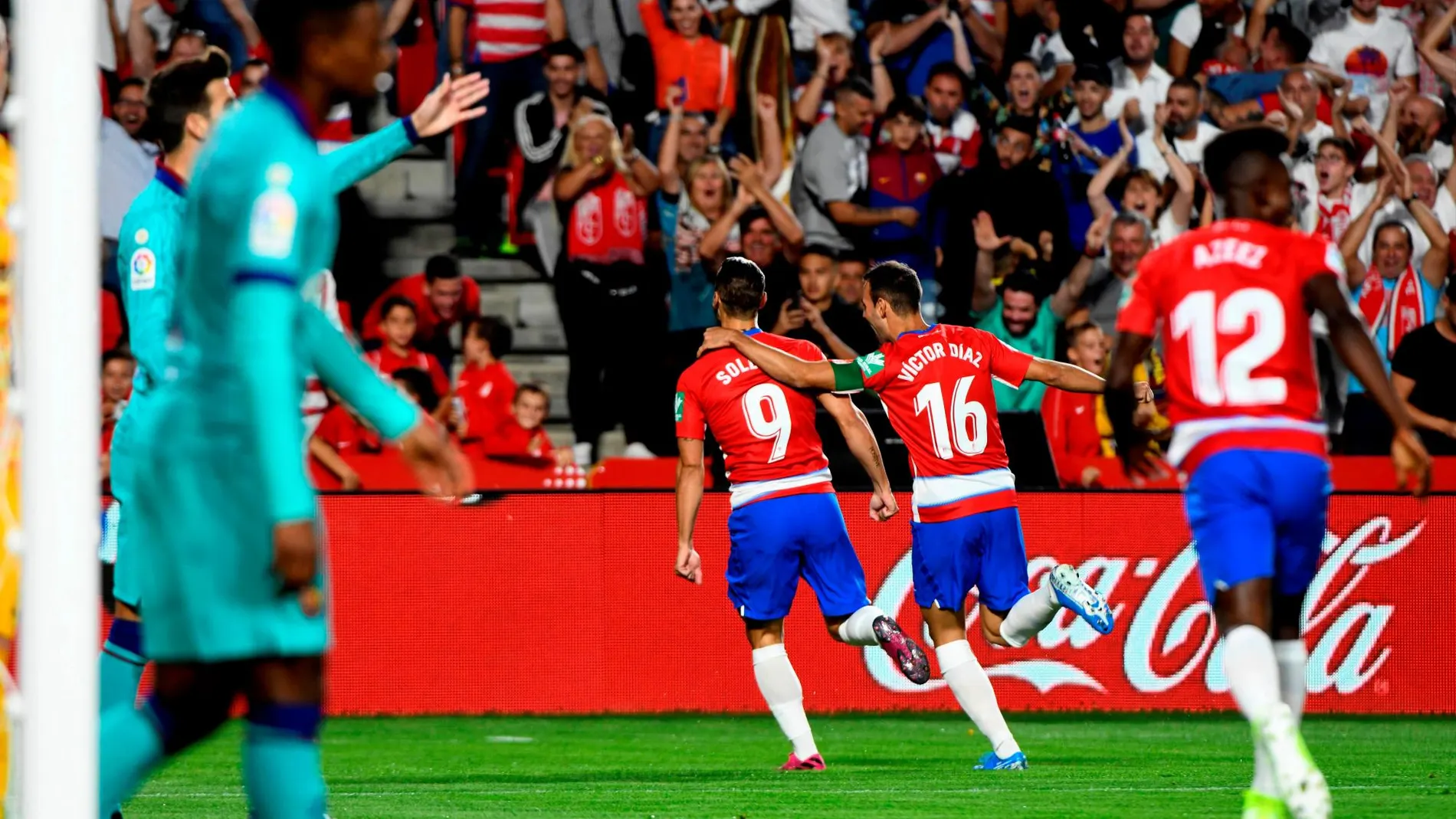 El Granada celebra el primer gol ante el Barça