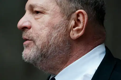 Un tribunal de apelaciones anula la condena por violación contra Harvey Weinstein