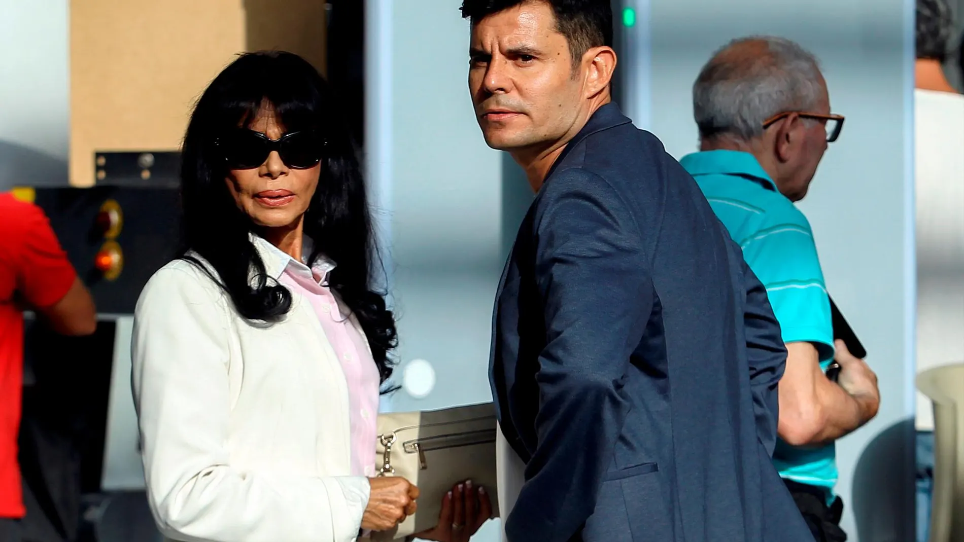 Javier Sanchez-Santos, a su llegada a los juzgados de Valencia, junto a su madre Maria Edite Santos