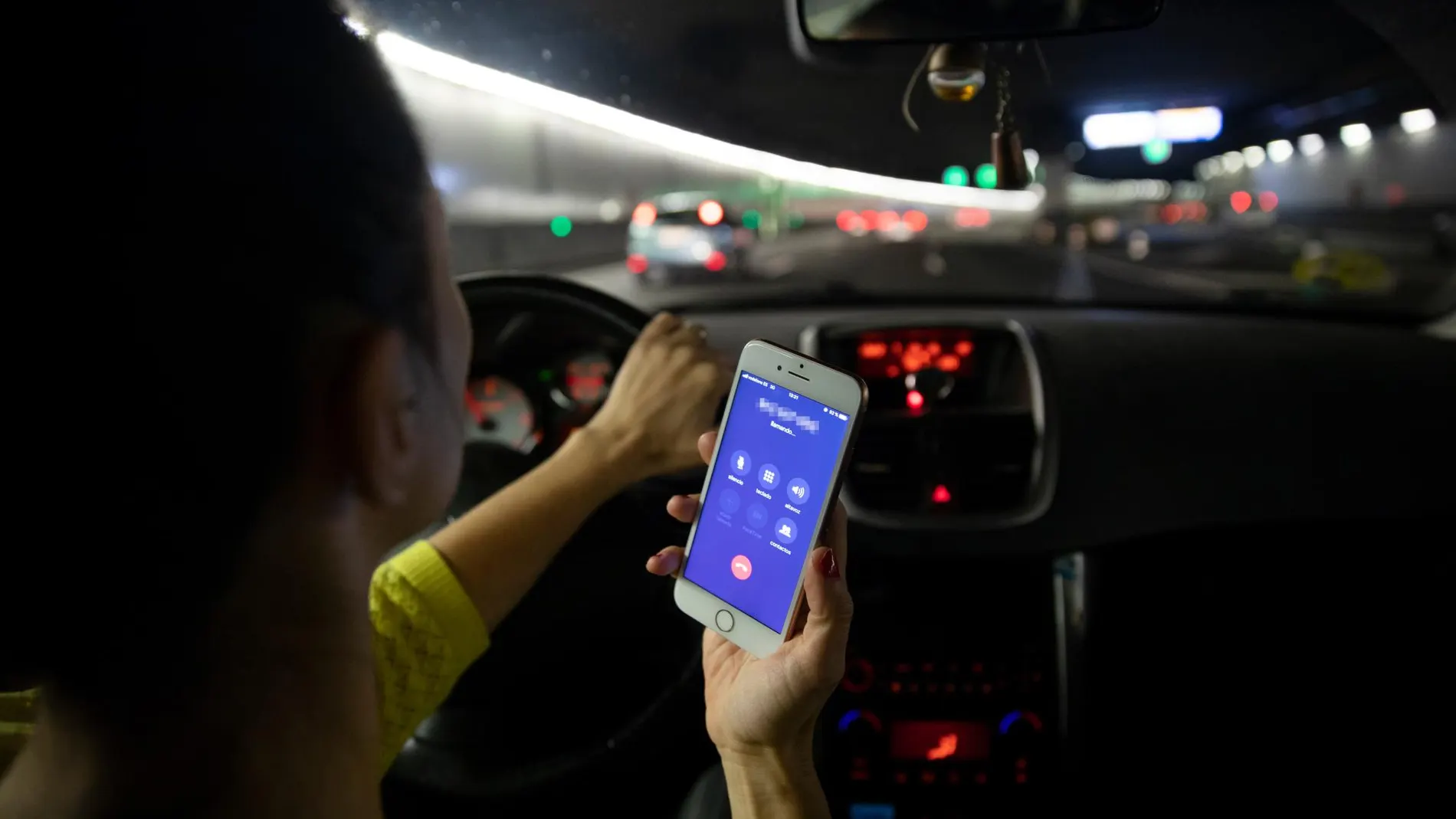 Los murcianos, los españoles más enganchados al móvil mientras conducen