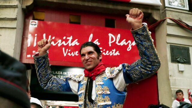 Cayetano, a hombros, en Pamplona. Foto: Efe
