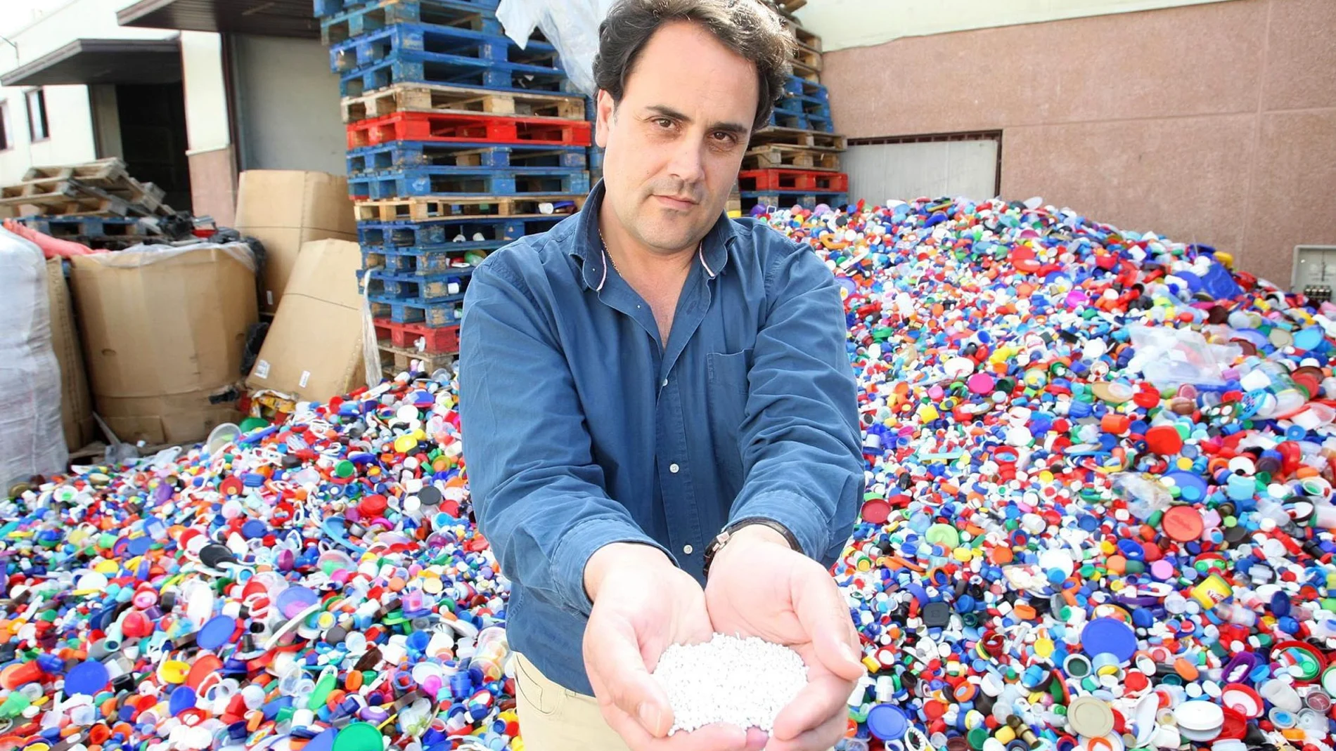 José Ramón, de «Plásticos Magonsa», muestra el producto obtenido del reciclaje de tapones que servirá para nuevos envases