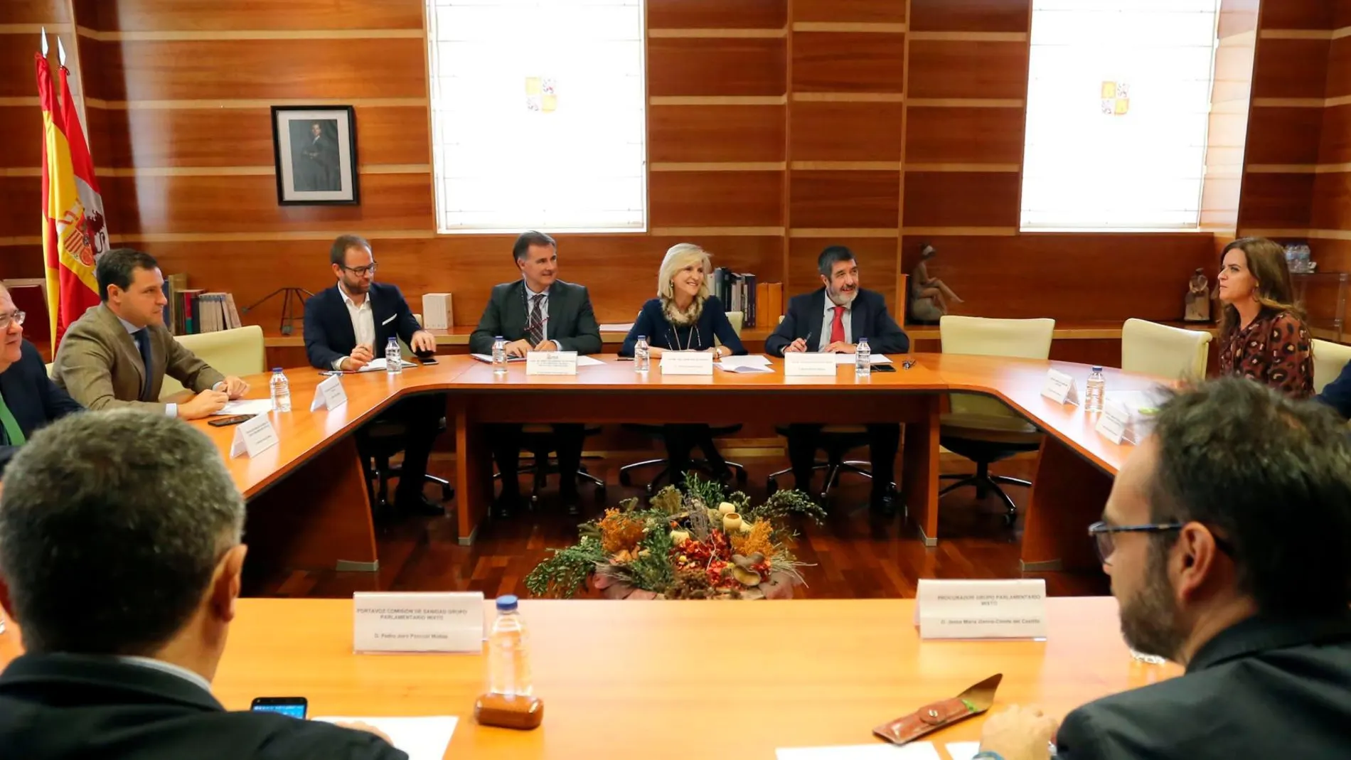La consejera Verónica Casado preside la reunión con los portavoces de los grupos parlamentarios, a la que no asistieron Tudanca ni Pablo Fernández