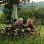 Después de la pelea del pasado viernes, una foto filtrada a la prensa ayer muestra a Johnson con su pareja en actitud romántica