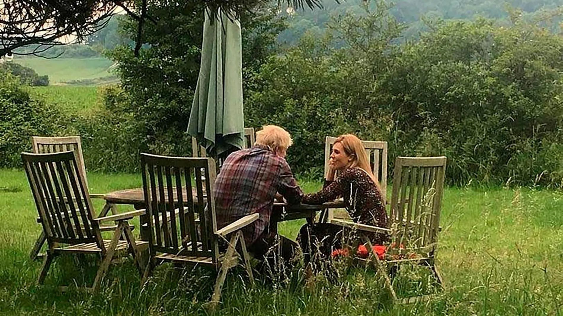 Después de la pelea del pasado viernes, una foto filtrada a la prensa ayer muestra a Johnson con su pareja en actitud romántica