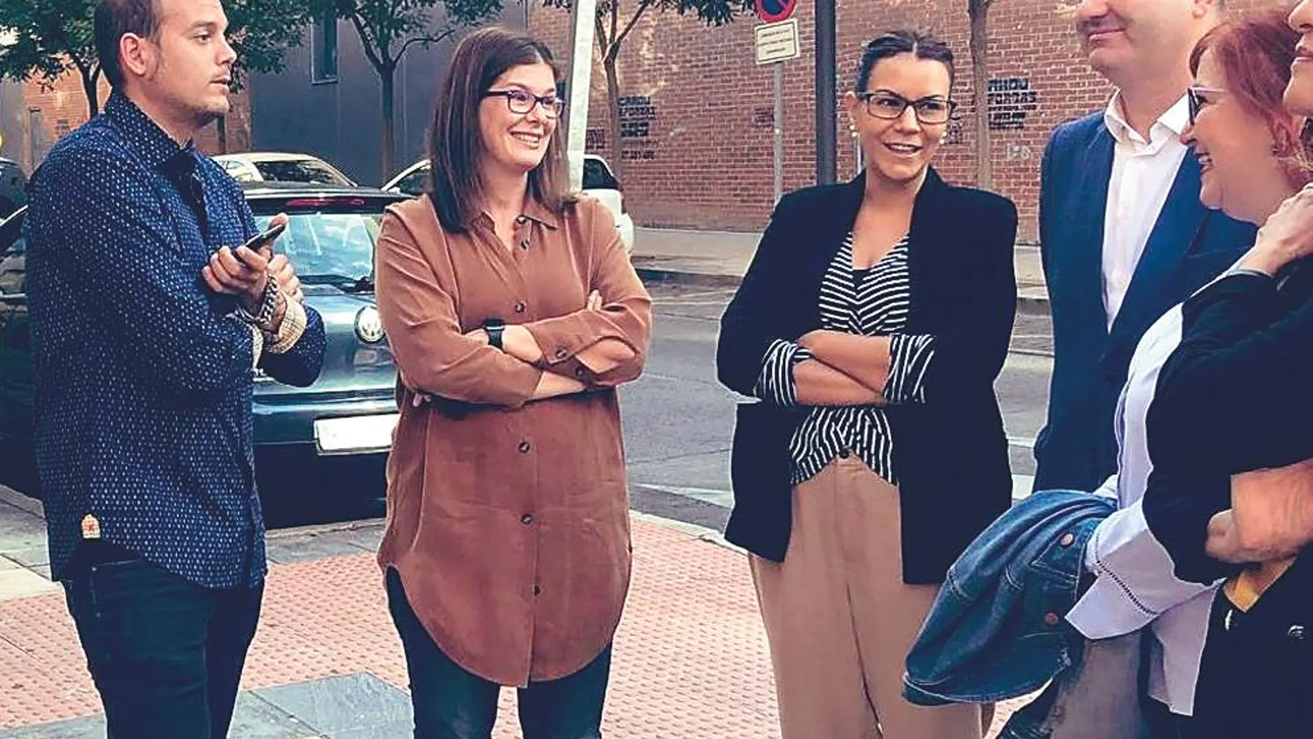 La alcaldesa de Móstoles, ayer, con varios vecinos, en una imagen compartida en sus redes sociales