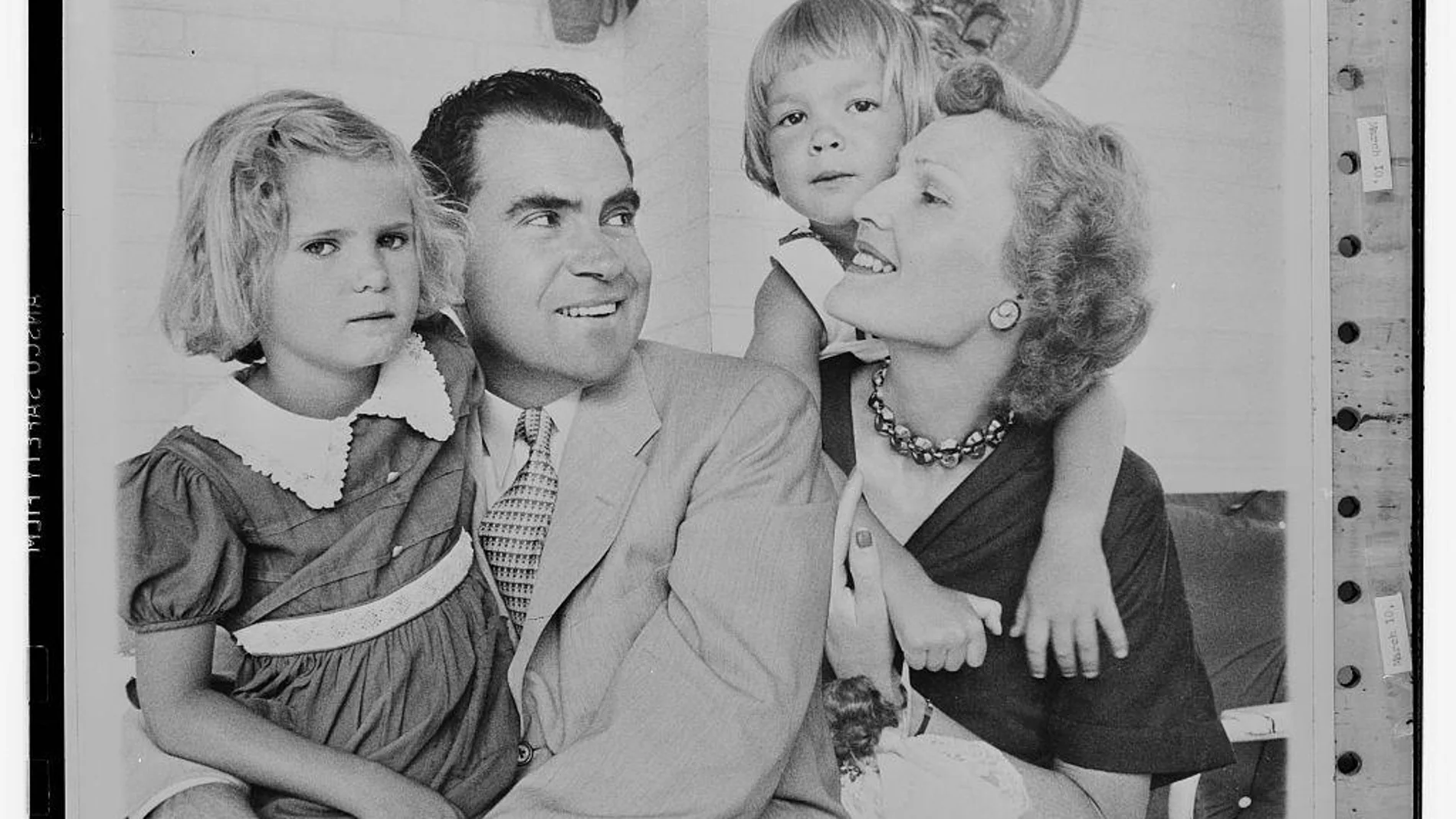 Richard Nixon posa con su familia