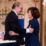 El socialista Javier Lambán (i) que ha prometido hoy su cargo como presidente del Gobierno de Aragón, recibe las felicitaciones de la vicepresidenta del Gobierno en funciones, Carmen Calvo