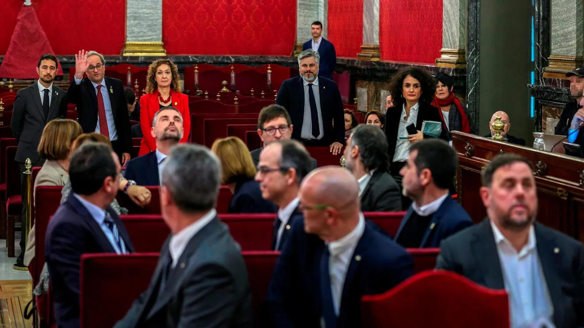 Quim Torra saluda a los doce líderes independentistas acusados por el proceso soberanista catalán al inicio del juicio