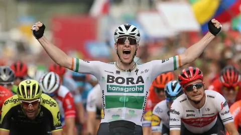 Sam Bennett levanta los brazos para celebrar su victoria