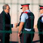 El presidente de la Generalitat, Quim Torra, saluda a dos Mossos d'Esquadra / Foto: Europa Press