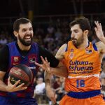 Guillem trata de defender a Mirotic