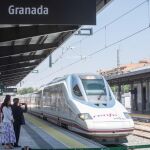 Llegada ayer a la estación de Granada del primer AVE