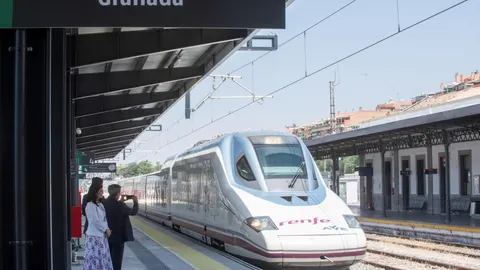 Llegada ayer a la estación de Granada del primer AVE