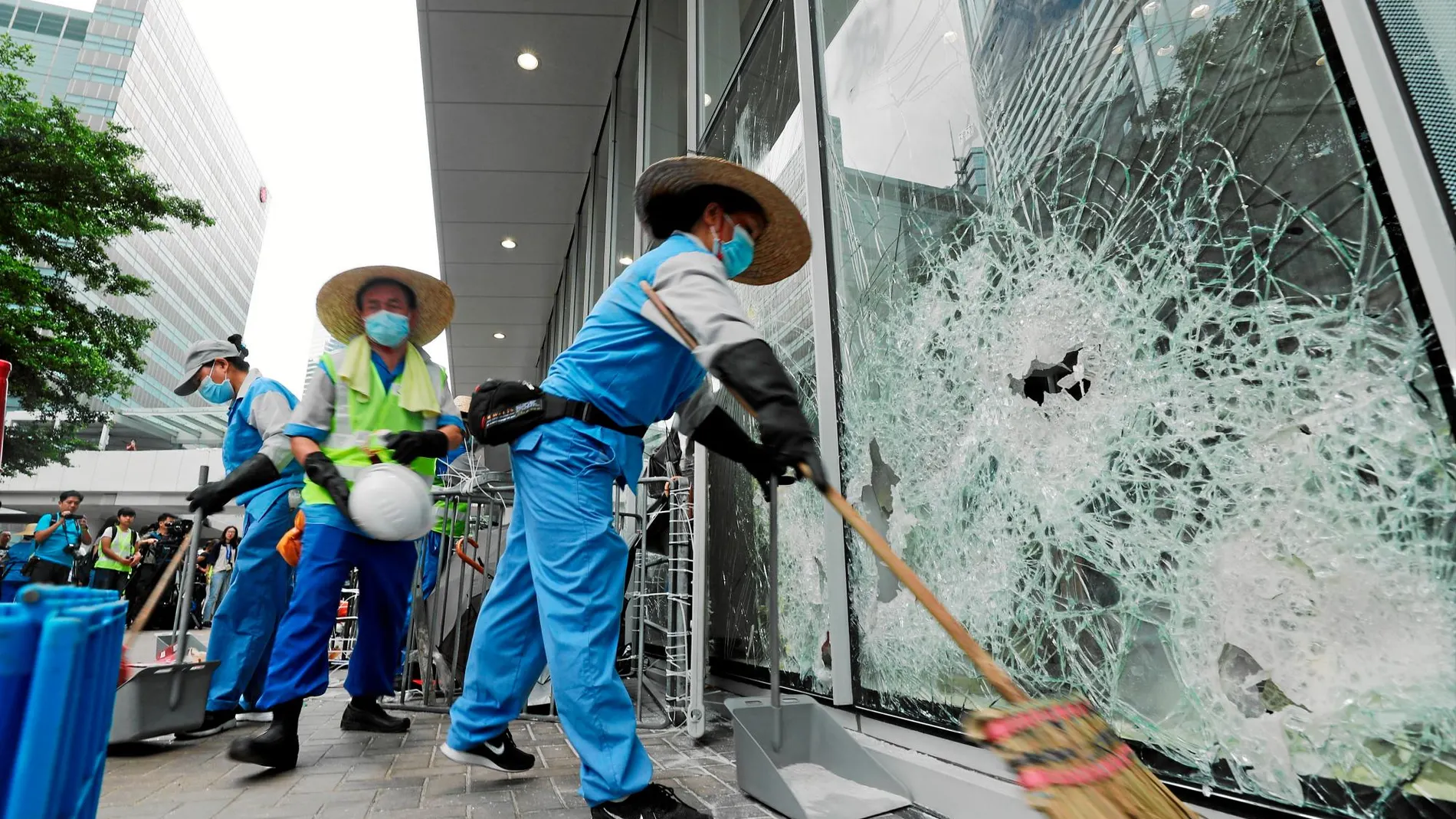 Funcionarios limpian los alrededores del Parlamento de Hong Kong después de que los manifestantes irrumpieran en el edificio