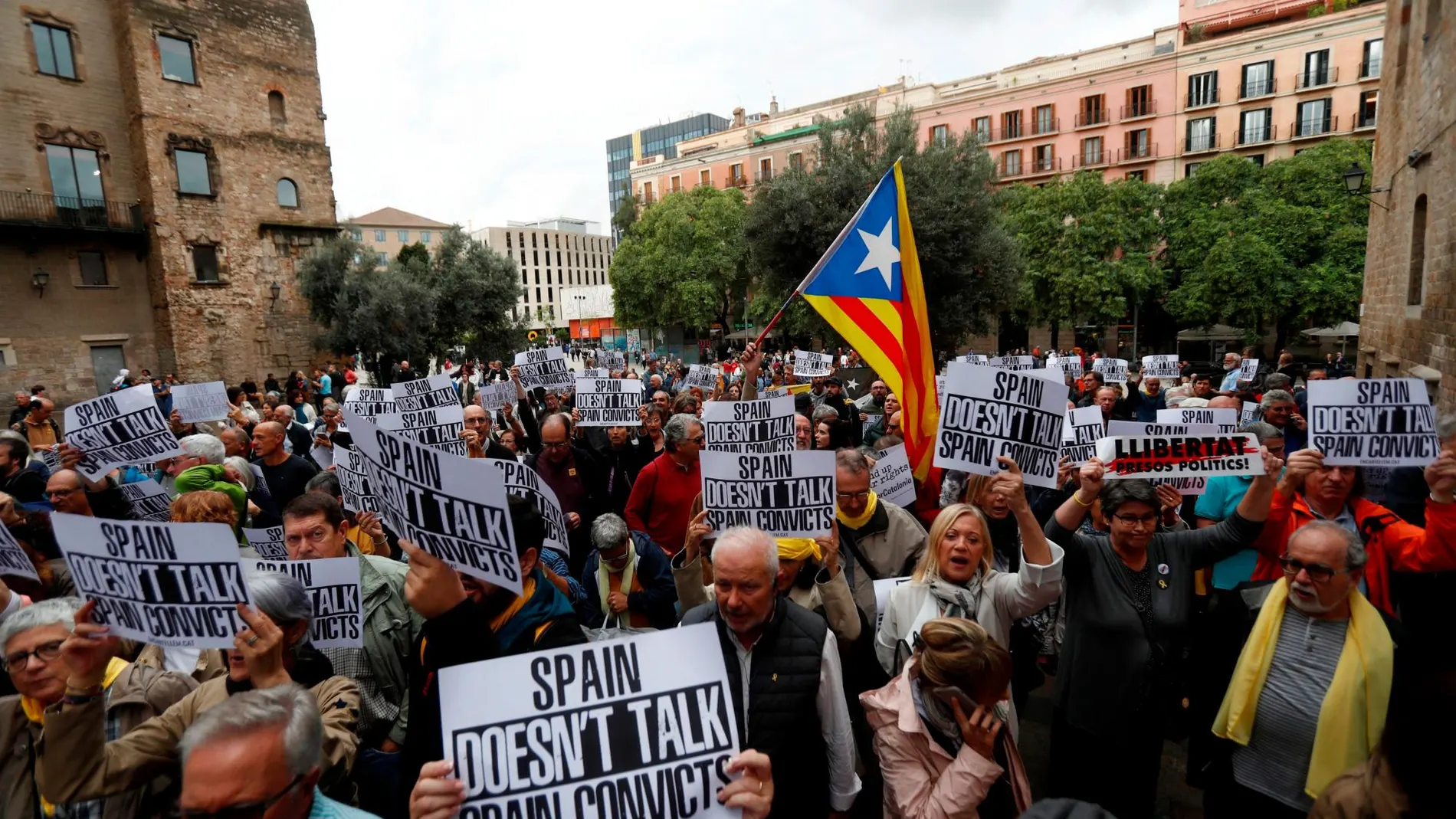 Los independentistas se han concentrado en la plaza de la Catedral/Foto: Reuters