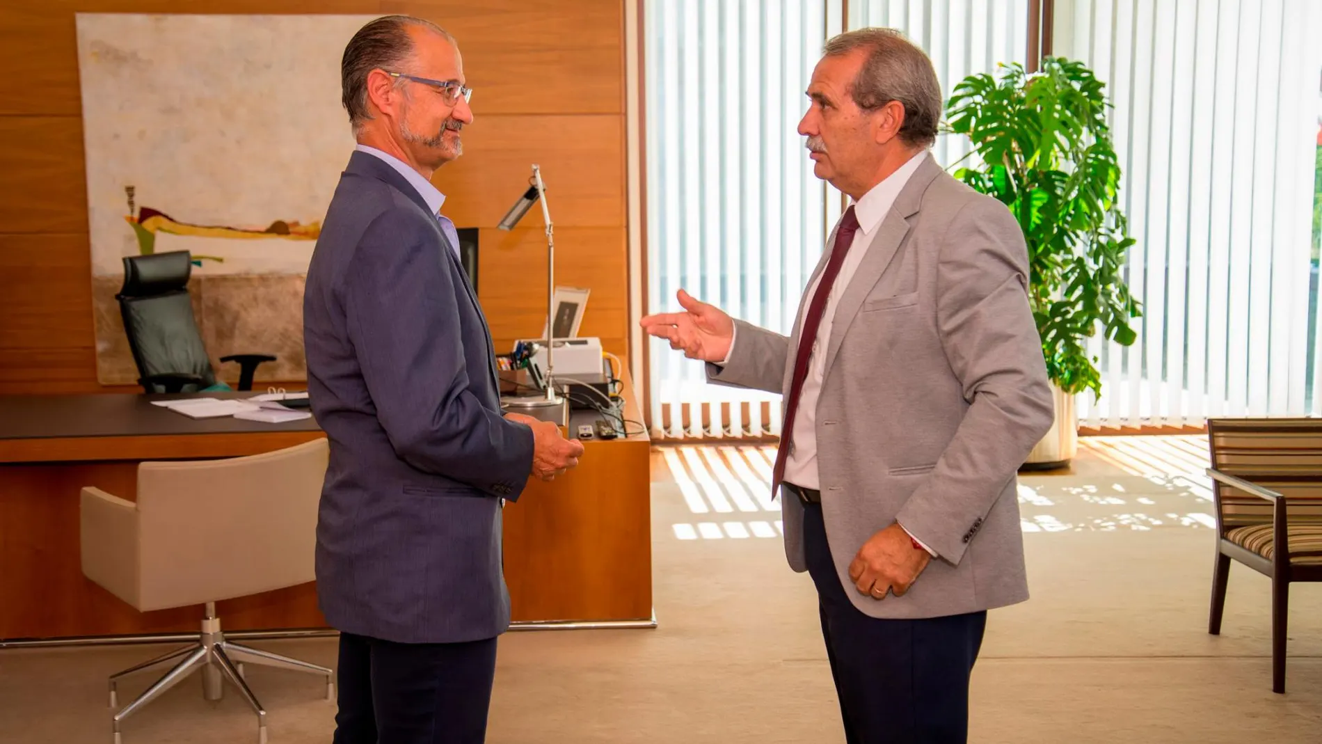 El presidente de las Cortes, Luis Fuentes, recibe al presidente del Consejo Consultivo, Agustín Sánchez de la Vega