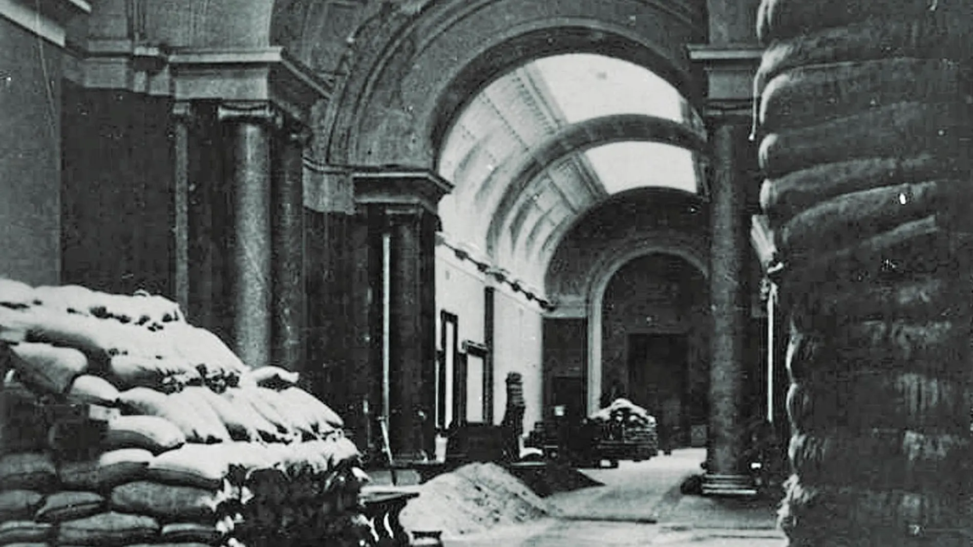 Imagen de la galería central del Museo del Prado durante la Guerra Civil