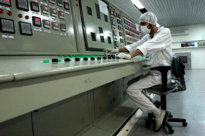Un técnico iraní en una instalación nuclear en la ciudad de Isfahan, Iran, a 410 kilómetros al sur de Teherán/Ap